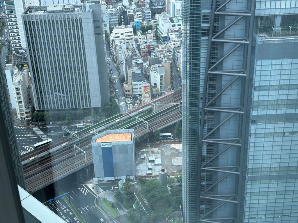 JR線が移るゲストルームからの風景の写真