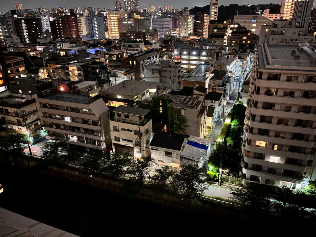 ホテルからの夜の景色の写真