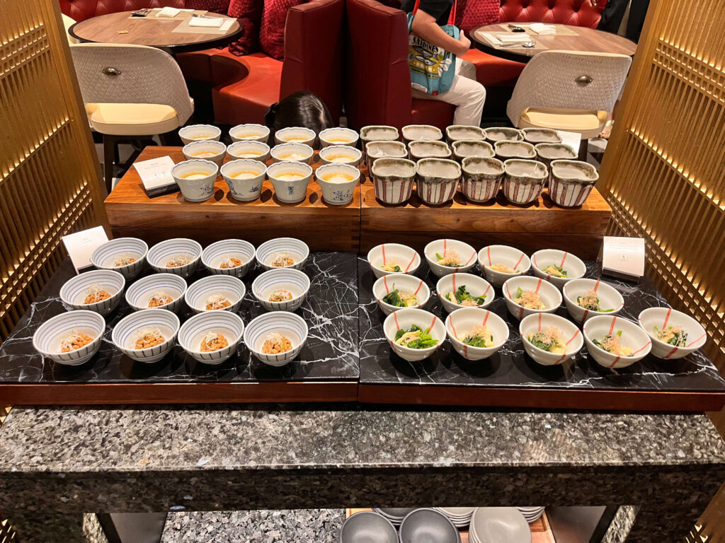 和食の小鉢が並んだビュッフェ台の写真