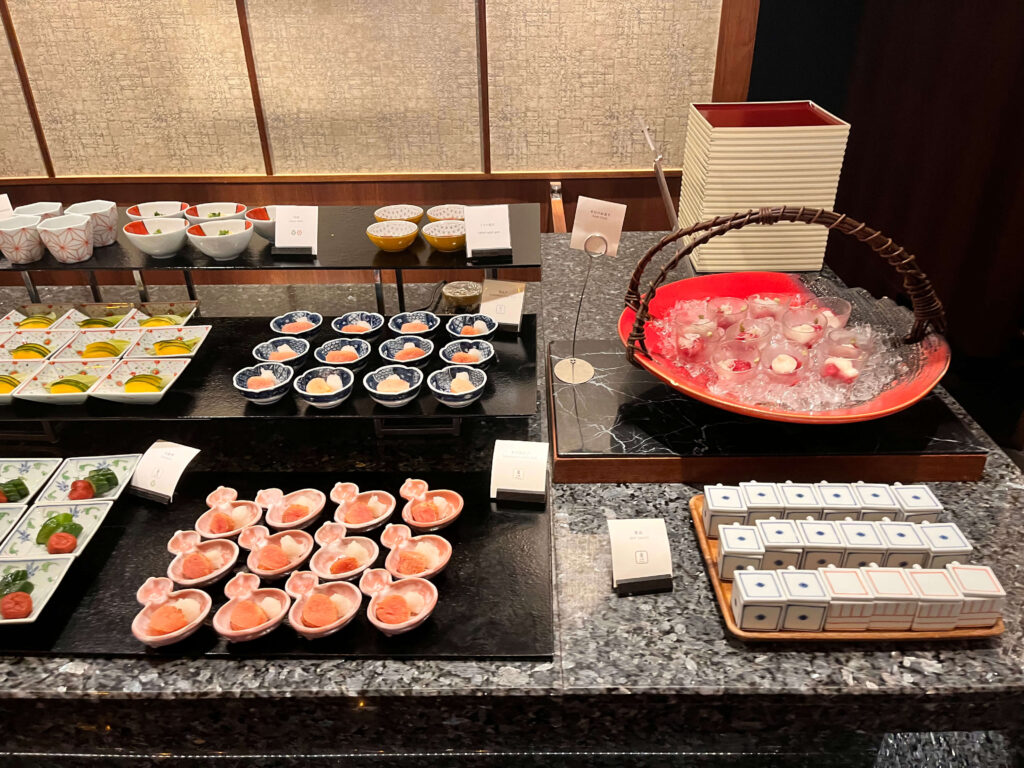 和食の小鉢が並んだビュッフェ台の写真