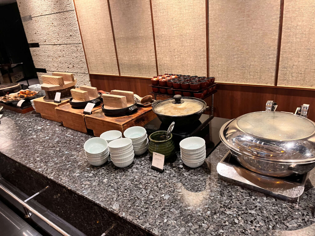 ご飯・味噌汁が並んだビュッフェ台の写真