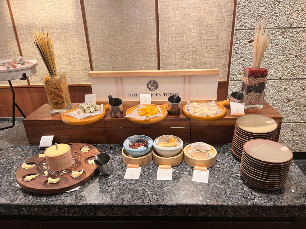 チーズが並んだビュッフェ台の写真
