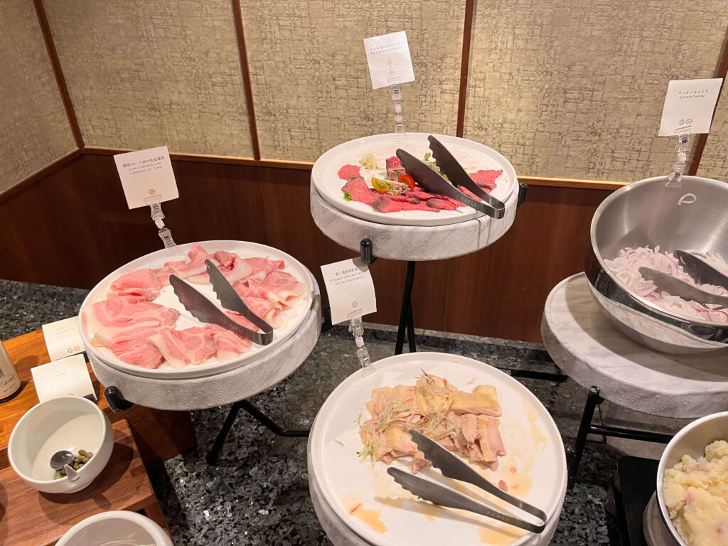 コールドミールが並んだビュッフェ台の写真