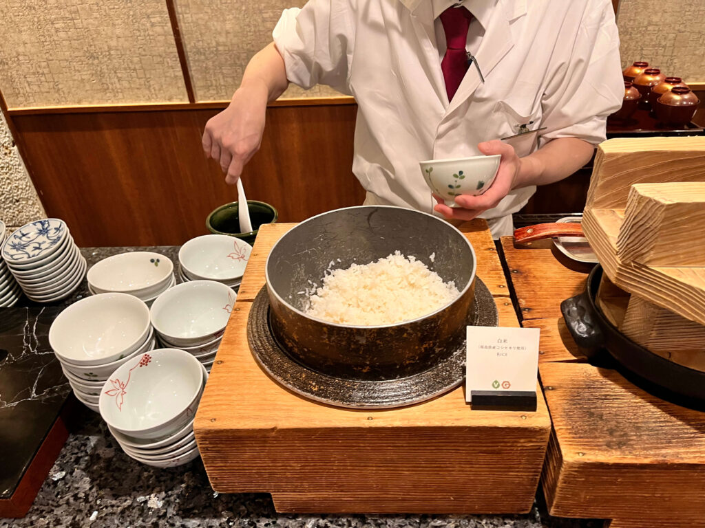 ご飯を茶碗によそぐ風景の写真