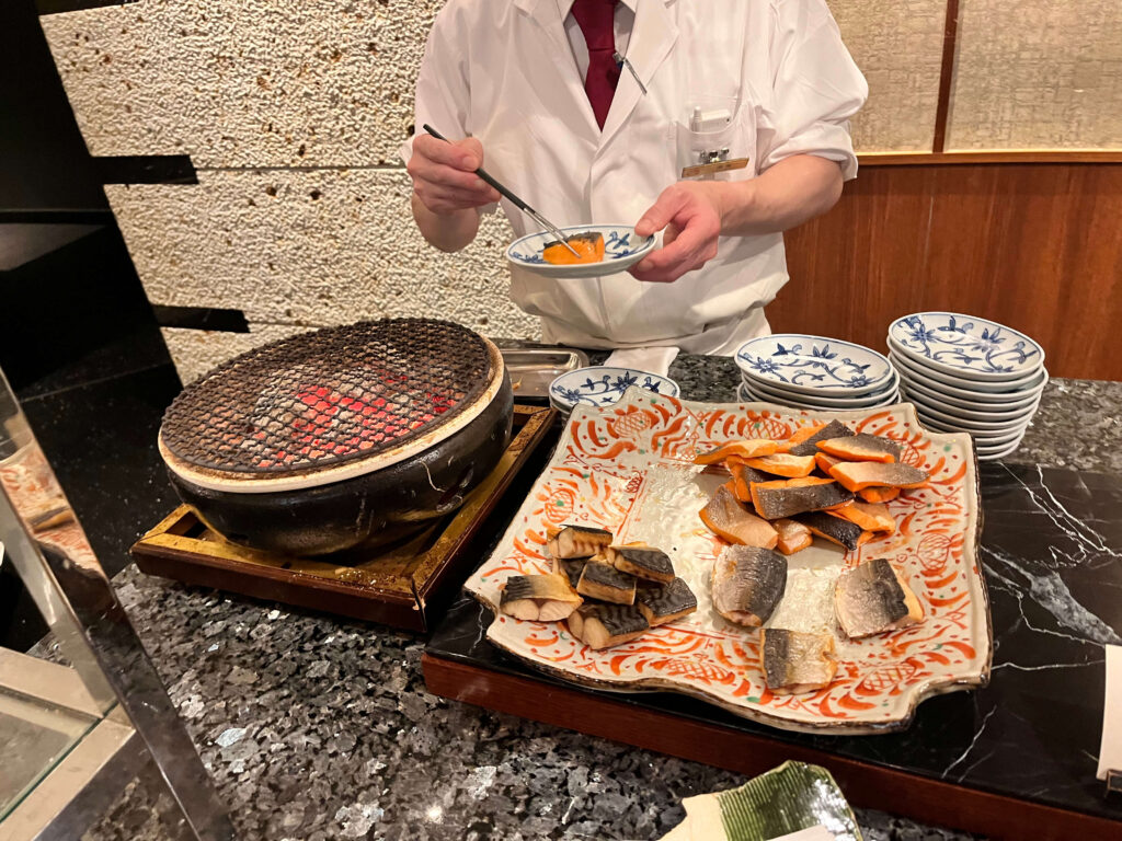焼き魚を焼いてる風景の写真