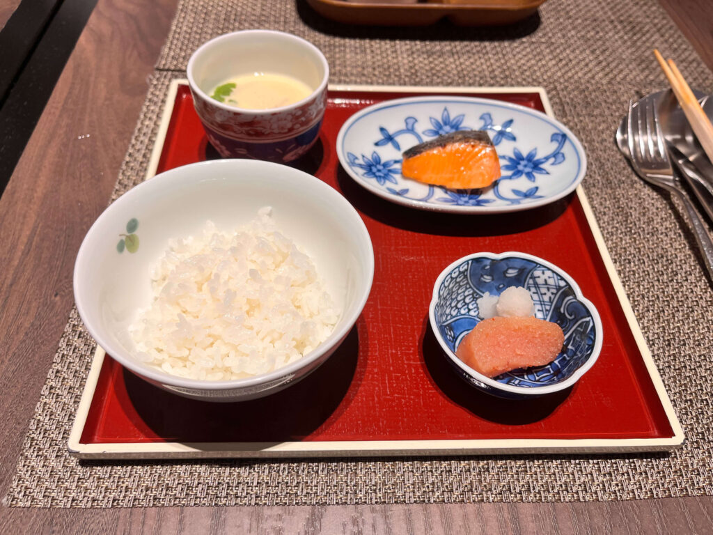 ご飯・明太子・鮭・茶碗蒸しの写真