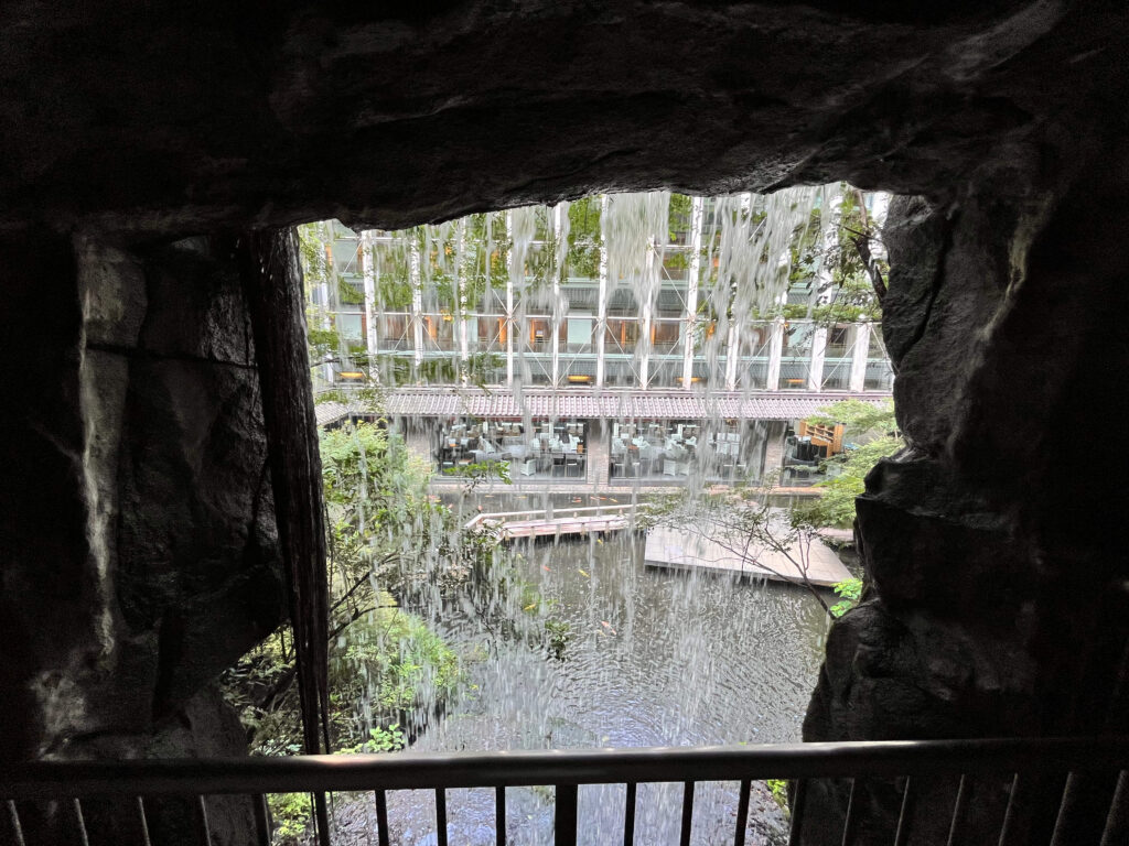 日本庭園の滝の裏からの景色の写真
