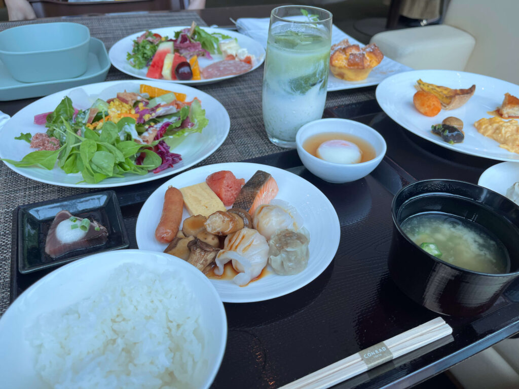 和食中心のビュッフェの写真