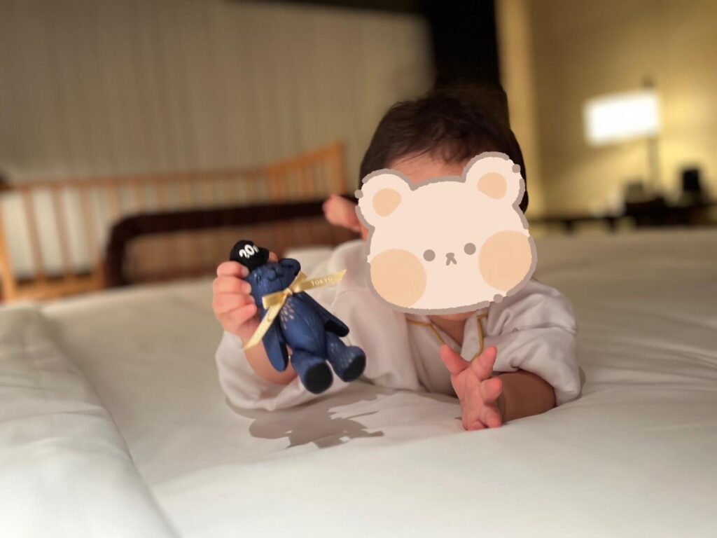 コンラッドベアで遊ぶ息子の写真