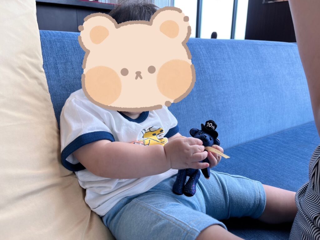 ソファー席でコンラッドベアで遊ぶ息子