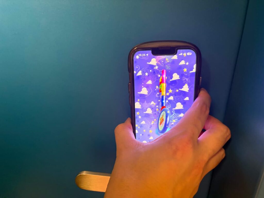 アプリのルームキーで開錠する写真