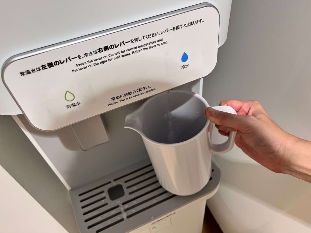 ピッチャーに水を注ぐ写真