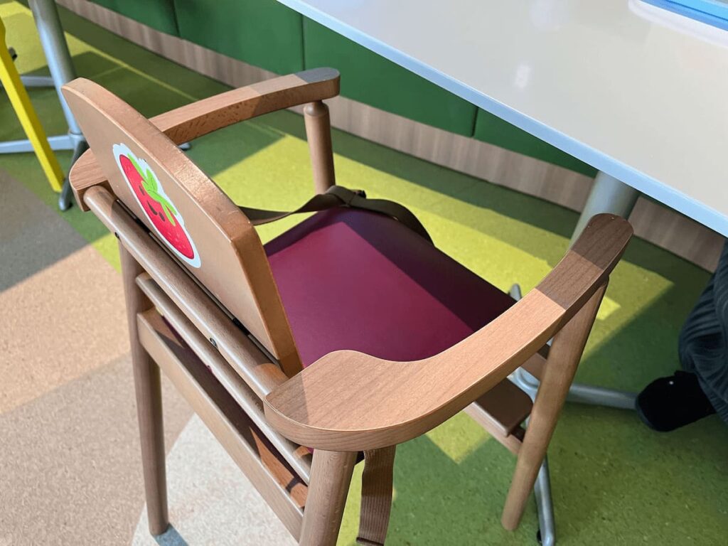 ロッツォガーデンカフェの子供用のチェア
