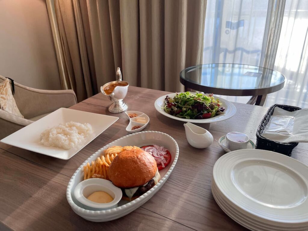 ルームサービスの食事
