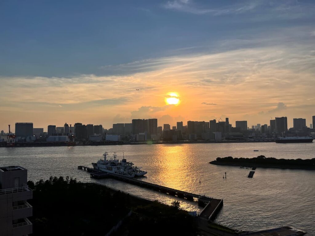 夕日が沈みそうな景色