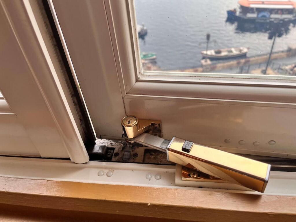 窓は少ししか開かない