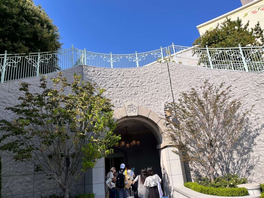ファンタジースプリングスホテルでの宿泊者確認の風景